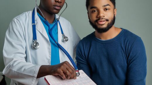 um médico examinando um paciente